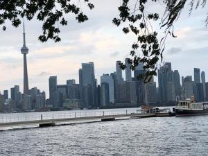 Nach einem schönen Aufenthalt steigt man wieder in eine der Fähren vor der schönen Skyline von Toronto.