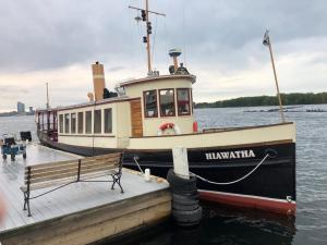 Der Club wird erreicht mit den clubeigenen Launches, hier die Hiawatha.